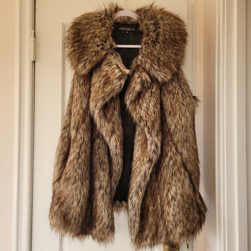 BSABLE Faux Fur coat sleeveless Medium